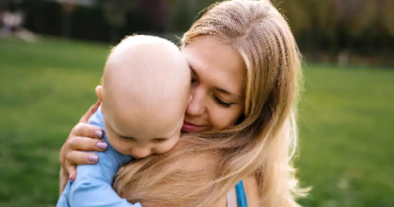 Mutter mit Baby im Arm setzt sich gegen jugendliche Smartphone-Diebin zur Wehr