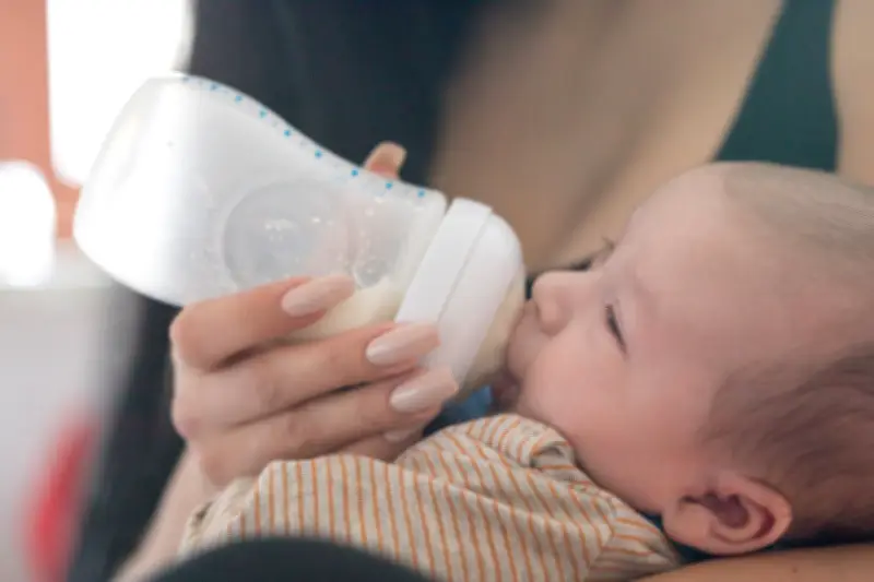 Muttermilch sicher abpumpen und lagern: Praktische Tipps für stillende Mütter