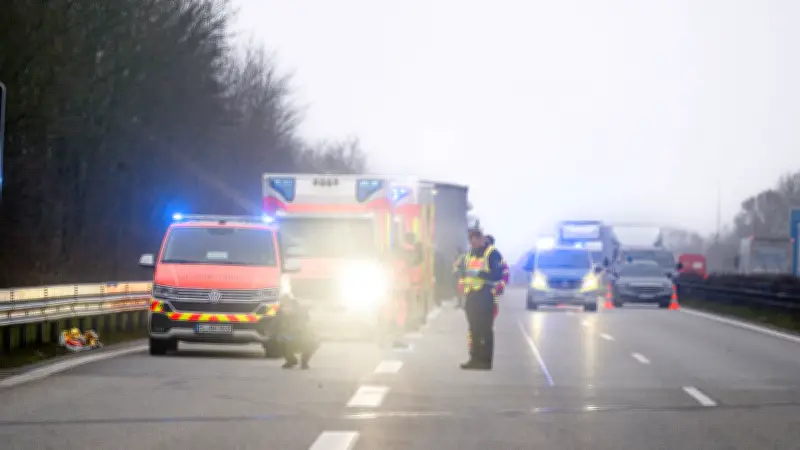 Mysteriöser Vorfall auf der A7: Schwerverletzter Mann mitten auf der Autobahn entdeckt