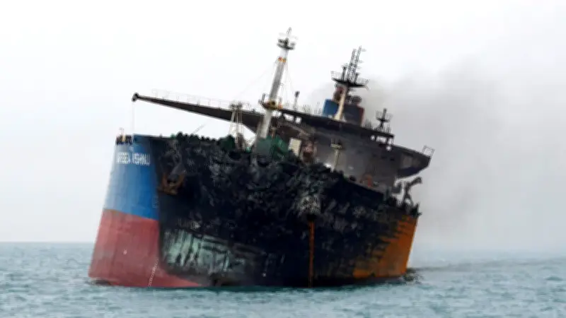 Nach Angriff auf Öltanker: Ausgebrannte Schiffe treiben vor Basra