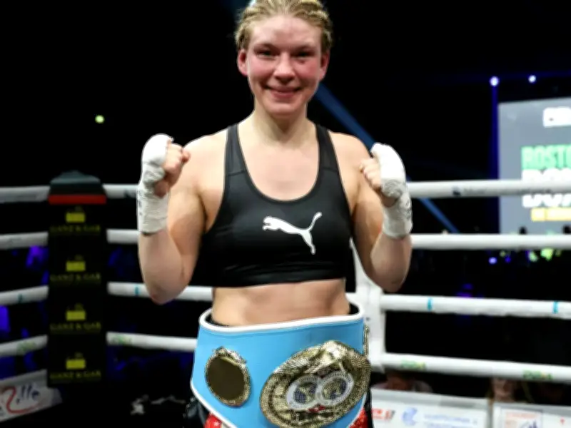 Nach Bandscheibenvorfall: Weltmeisterin Nina Meinke kehrt triumphierend in den Ring zurück