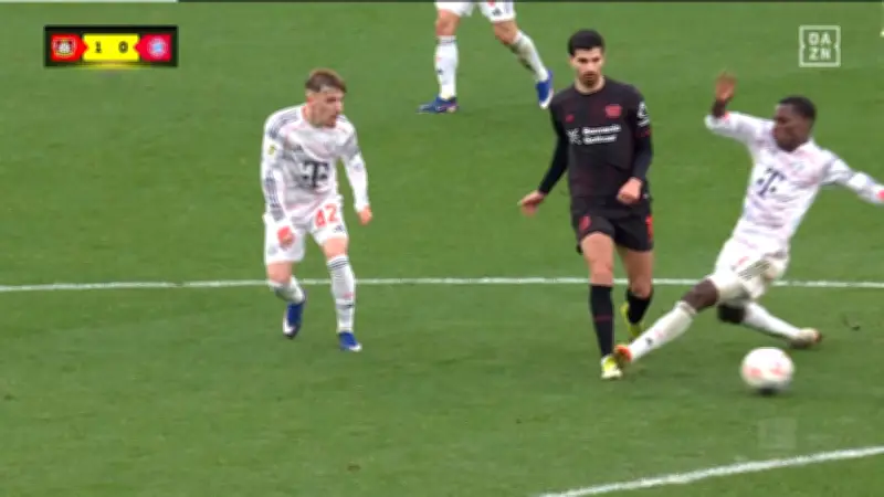 Nach brutalen Tritt von Jackson: Bayer-Star Terrier gibt Entwarnung nach Knöchel-Foul