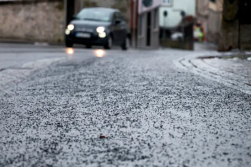 Nach dem Winter: Müssen Eigentümer und Mieter Streugut von Gehwegen entfernen?