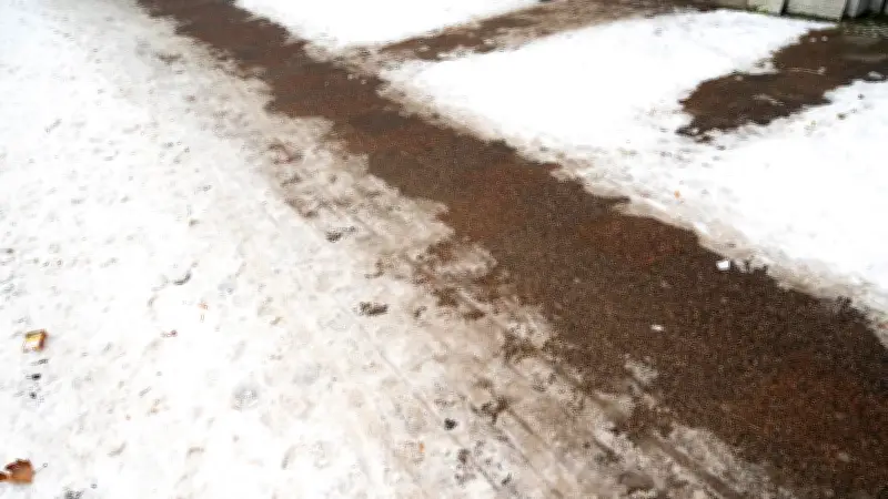 Nach dem Winter: Wer muss das Streugut vom Gehweg entfernen?