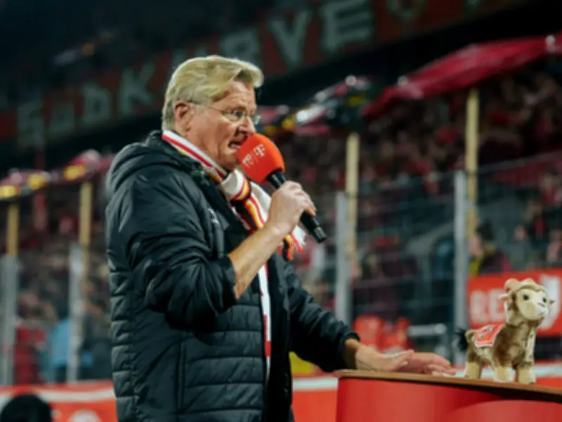Nach genervten Kommentaren: Kritik am Kölner Stadionsprecher Trippel
