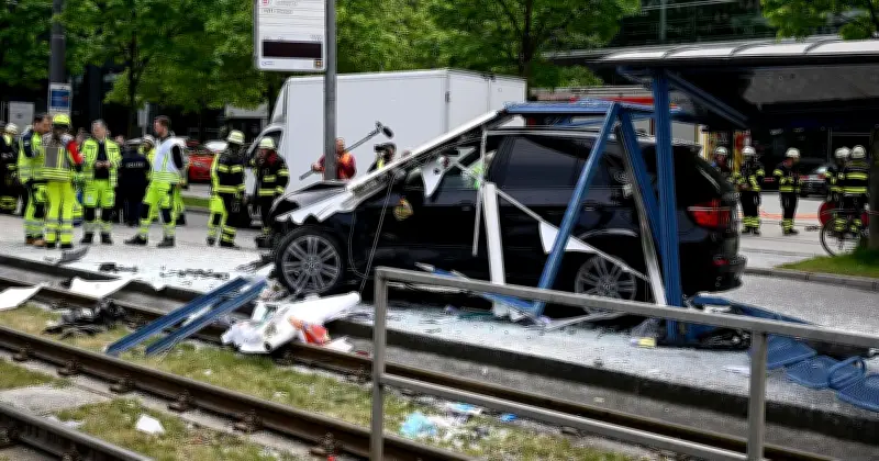 Nach tödlichen Unfällen: Poller schützen Münchner Tramhaltestelle Donnersbergerstraße