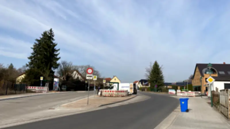 Nacharbeiten am Alexanderplatz in Neustrelitz: Fußwege gesperrt, Verkehr beeinträchtigt