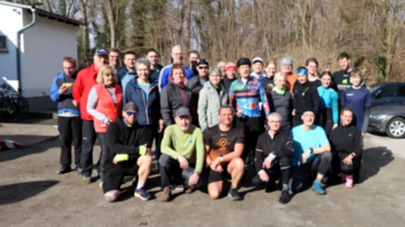 Nachholtermin für Neujahrslauf in Demmin: Sonne und Teamgeist locken über 30 Sportler in die Sandbergtannen