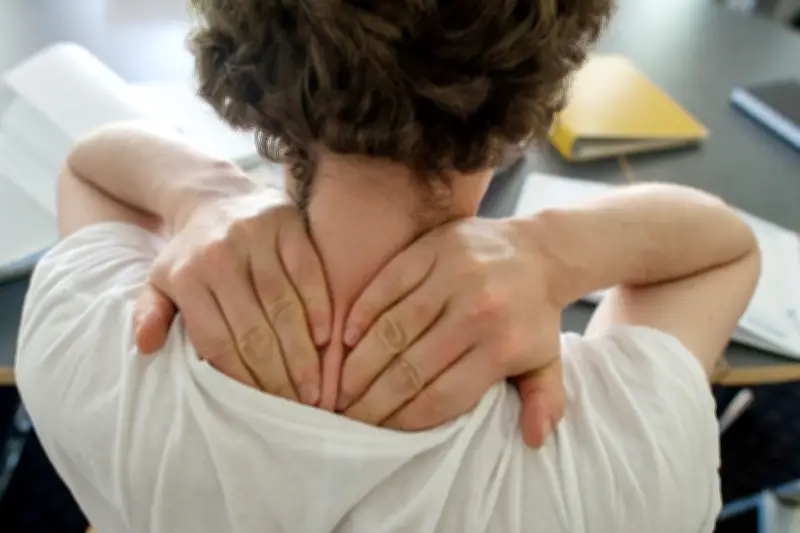 Nackenschmerzen effektiv bekämpfen: Ursachen, Prävention und schnelle Hilfe