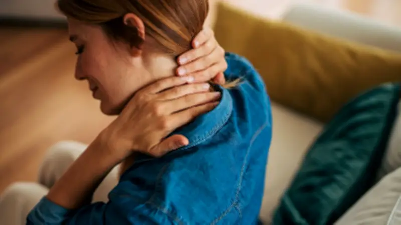 Nackenschmerzen lindern: Einfache Übungen und Experten-Tipps gegen das fiese Ziehen