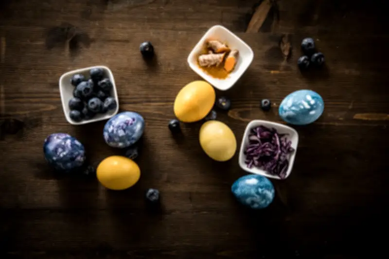 Natürliche Ostereierfärbung: Mit Küchenzutaten zu bunten Osterfesten