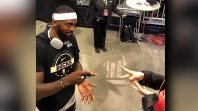 NBA-Star Bobby Portis gewinnt verrücktes Schere-Stein-Papier-Spiel mit Fan vor Bucks-Sieg