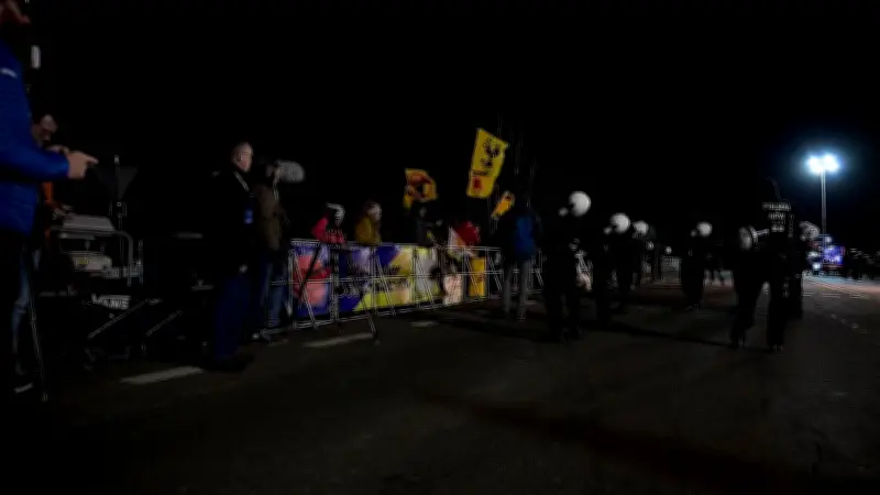 Nächtlicher Castor-Transport in NRW: Über 2500 Polizisten sichern sensiblen Atomkonvoi