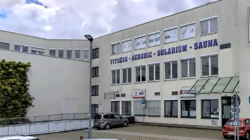 Nächtlicher Einbruch im Fitnessstudio: Putzkraft entdeckt Mann bei sexuellen Handlungen an Geräten