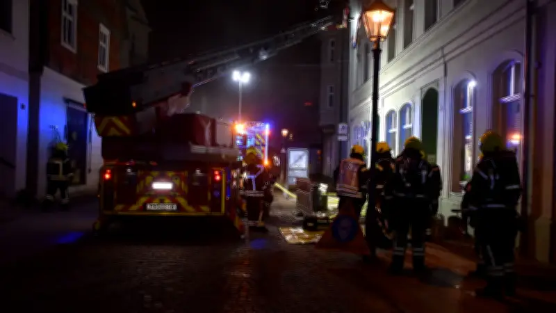 Nächtlicher Feuerwehreinsatz in Perleberg: Brennende Matratze löst Rettungsaktion aus