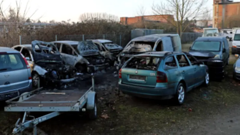 Nächtlicher Großbrand bei Rostocker Autohändler: Acht Fahrzeuge in Flammen