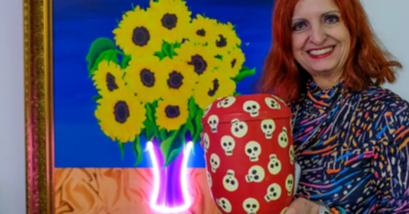 Neon-Künstlerin Chris Bleicher: Bunte Urnen und Särge aus Münchner Keller verwandeln Tod in Kunst