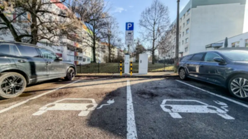 Neubrandenburg erweitert Ladeinfrastruktur: Neue E-Auto-Stationen in Oststadt und Jahnviertel
