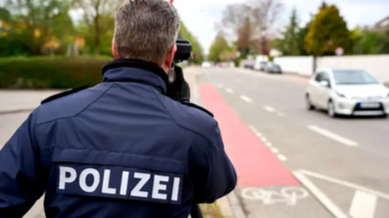 Neubrandenburg: Raserin entgeht Strafe wegen fehlender Polizei-Unterschrift