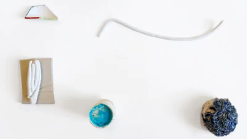 Neue Ausstellung 'Fluglinien' in Neubrandenburg: Keramik-Kunst im Fokus