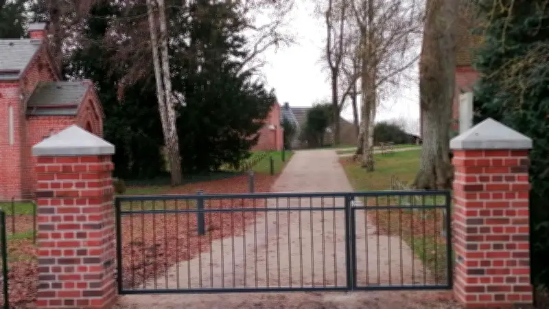 Neue Wege der Trauer: Kirch Stück zeigt pflegeleichte Grabarten bei Friedhofsführung