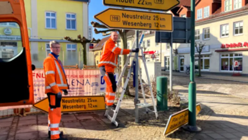 Neue Wegweiser in Mirow: Straßenbauamt Neustrelitz tauscht verwitterte Schilder aus