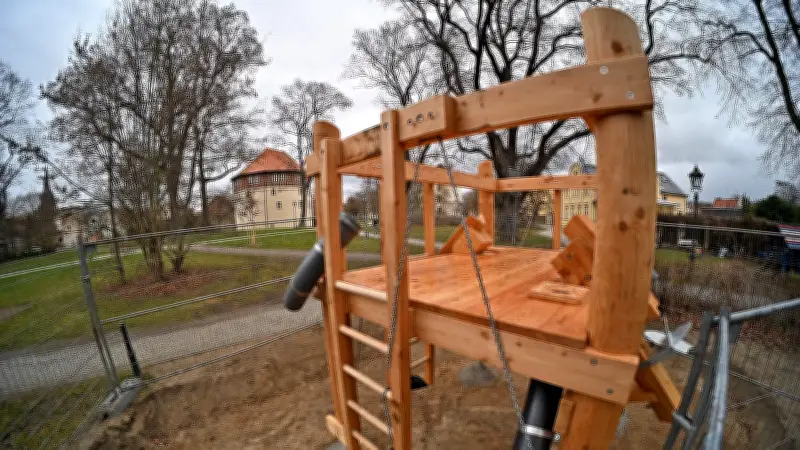 Neuer Kletterturm in Aschersleben: Spielplatz am Külz-Platz erhält modernes Spielgerät