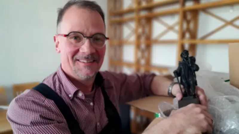 Neuer Pastor zieht mit Ehemann ins Warnemünder Pfarrhaus – Ein Zeichen für Vielfalt an der Ostsee