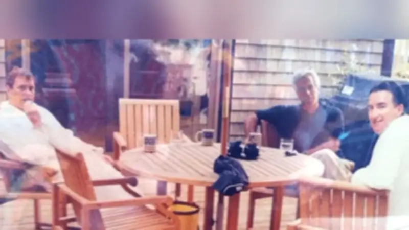 Neues Foto zeigt Prinz Andrew, Epstein und Mandelson in vertrauter Runde
