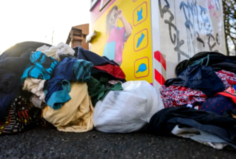 Neues Textilgesetz: Hersteller müssen für Altkleider zahlen - Kritik an fehlenden Umweltanreizen