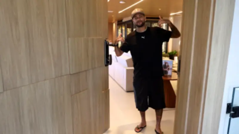 Neymar Jr. gewährt erstmals Einblick in seine Mega-Villa in exklusiver YouTube-Dokumentation