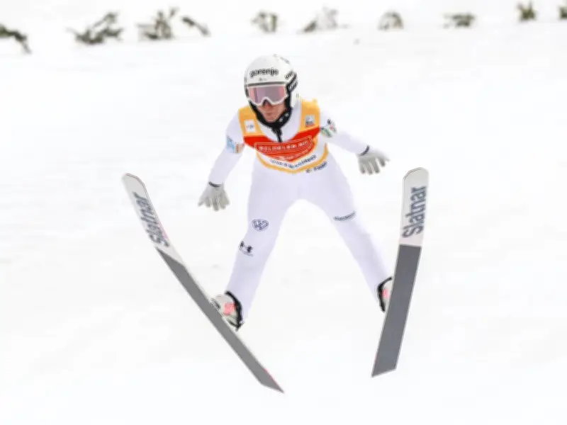 Nika Prevc fliegt zu neuem Skiflug-Weltrekord: 242,5 Meter in Planica