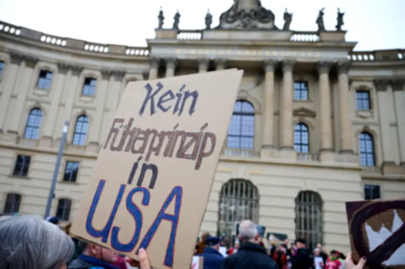 „No Kings“-Proteste in Berlin: Hunderte demonstrieren gegen Trump und seine Politik