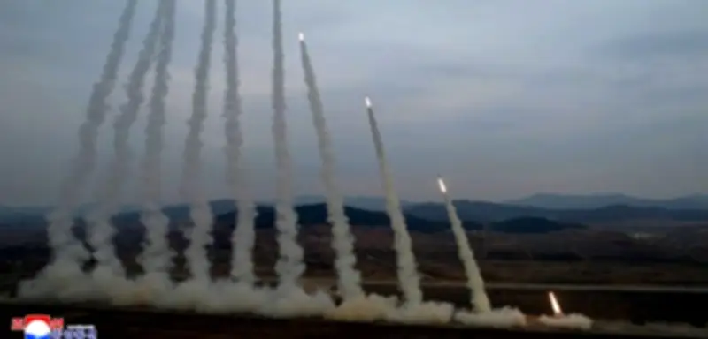 Nordkorea testet atomwaffenfähige Mehrfachraketenwerfer unter Kims Aufsicht