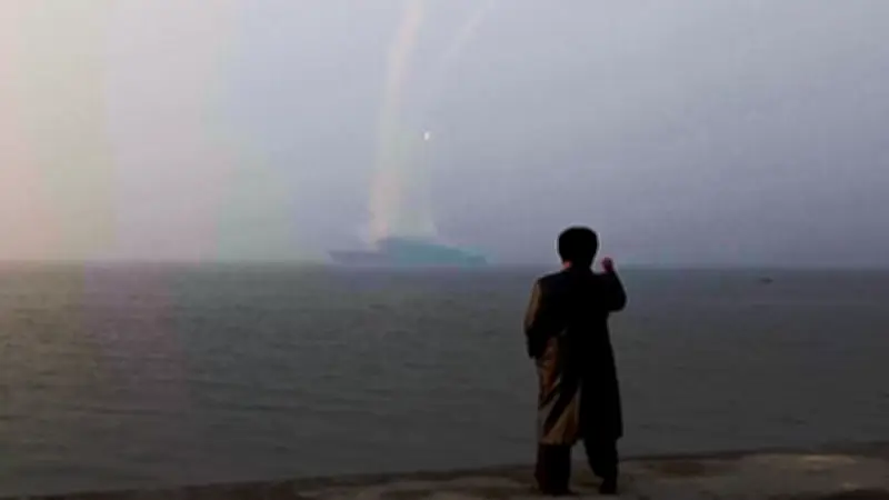 Nordkoreas Propaganda-Video: Kim Jong-un winkt neuem Raketenzerstörer zu