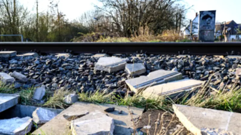 Nordrhein-Westfalen: Zug kollidiert mit Betonplatten auf Gleisen – Staatsschutz ermittelt