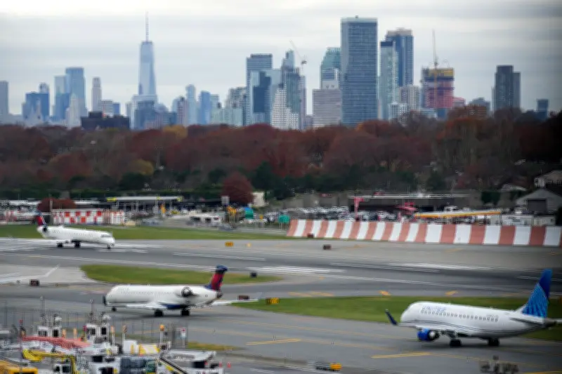 Notfall in New York: Flugzeug kollidiert auf LaGuardia Airport mit Fahrzeug