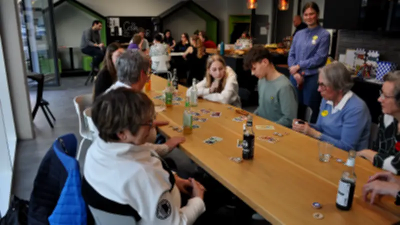 „Oh! wie Osten“ in Ludwigslust: Spielabend überwindet Generationen und Vorurteile