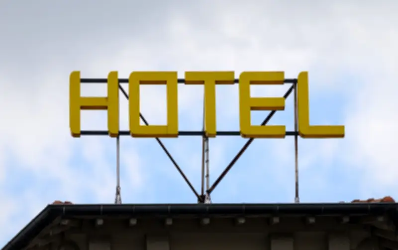 OLG Frankfurt: Hotelzimmeranfrage ohne Preisangabe ist rechtlich unverbindlich