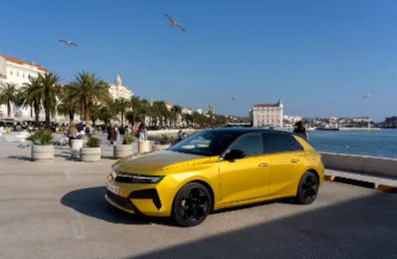 Opel Astra Facelift: Neues Design, mehr E-Reichweite und beleuchteter Kühlergrill