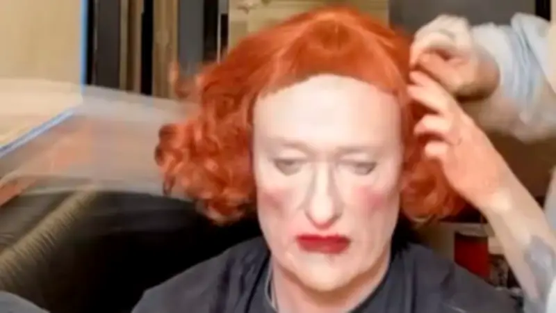 Oscar-Show startet mit skurrilem Einspieler: Moderator verwandelt sich in irrsinnige alte Frau