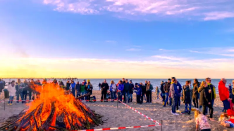 Osterfest an der Ostseeküste: Feuer am Strand und bunte Märkte trotz Aprilwetter