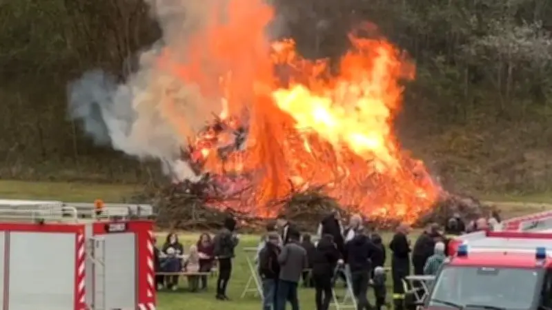 Osterfeuer im Amtsbereich Rehna: Feuerwehren entfachen traditionelle Flammen