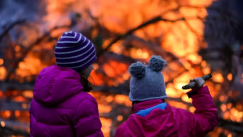 Osterfeuer im Schweriner Umland: Traditionelles Flammenspektakel von Gründonnerstag bis Ostersamstag
