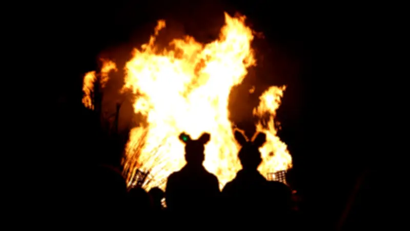 Osterfeuer in der Region: Tradition, Bratwurst und Eierjagd zum Frühlingsbeginn