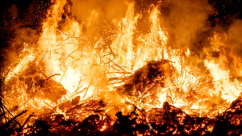 Osterfeuer in der Seenplatte: Traditionelles Frühlingsvergnügen mit vielen Events