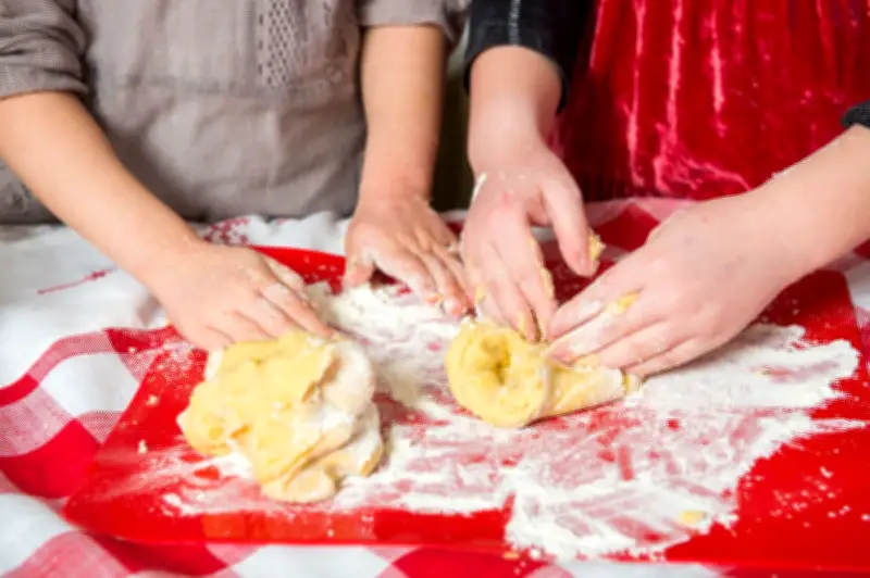 Ostergebäck: Warum roher Teig gefährliche Bakterien enthalten kann