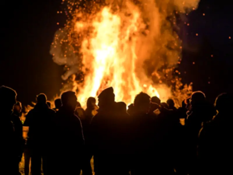 Ostern 2026 im Saalekreis: Traditionelle Osterfeuer und bunte Programme