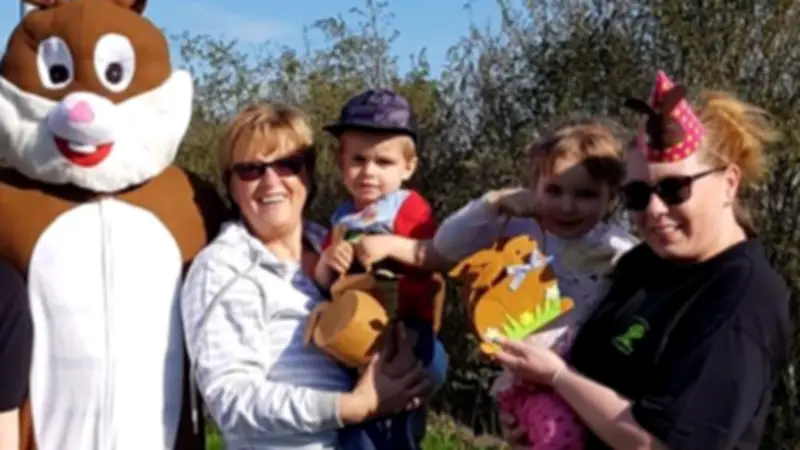 Ostern in Baumgarten: XXL-Hase und Osterfeuer locken Familien in die Uckermark