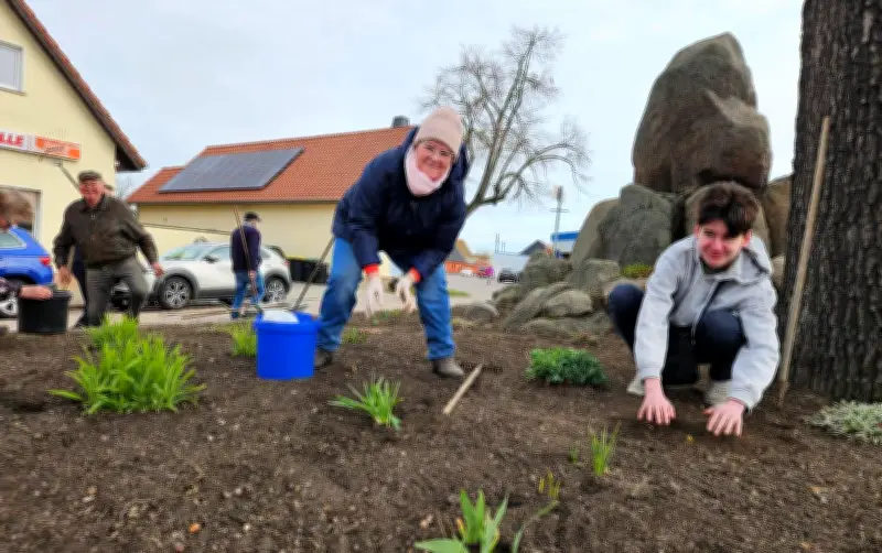 Osternienburger Land: Frühjahrsputz belebt Wiese vor Kirche zur neuen Begegnungsstätte